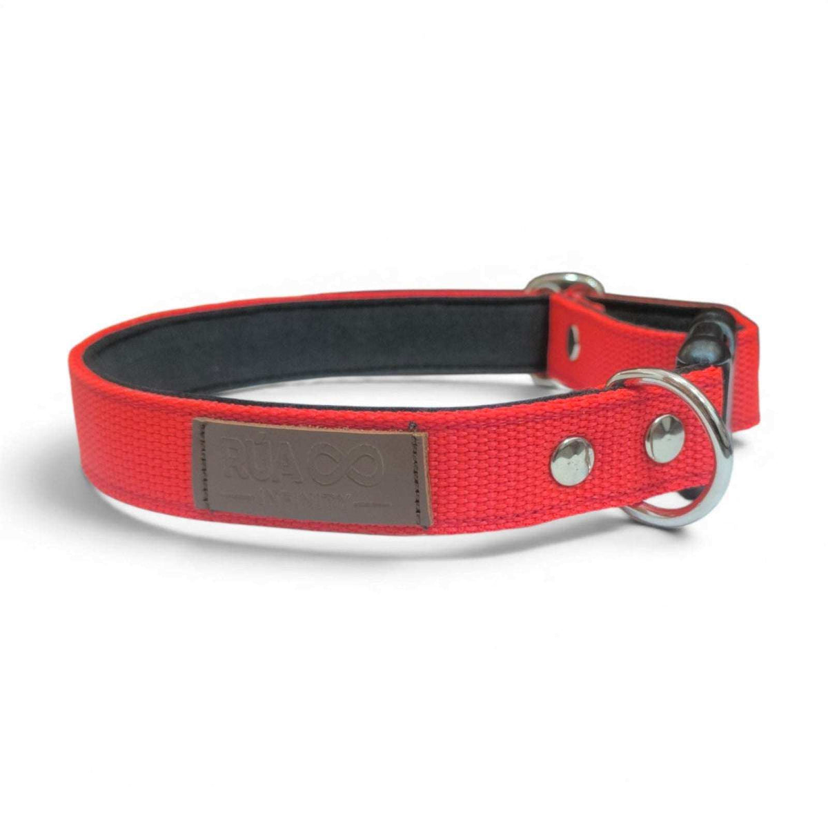 Collar acolchado para perro de nylon | Rúa Infinity rojo vibrante, con interior negro, herrajes metálicos y placa de marca.